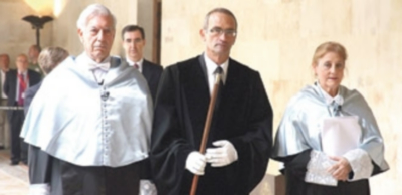 El escritor peruano Mario Vargas Llosa durante uno de los momentos de la investidura como Doctor Honoris Causa. / J. M. Martín / Efe