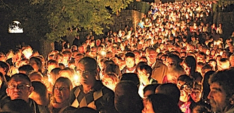 La romería congregó a miles de personas portando antorchas que iluminaron el paraje de El Henar. / C. N.