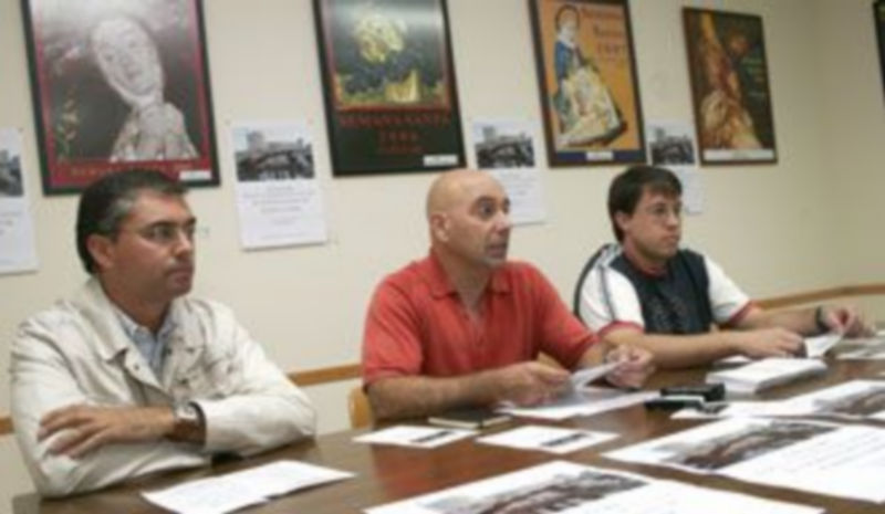 Representantes de la Junta de Cofradías de la villa durante la presentación del Encuentro./Gabriel Gómez