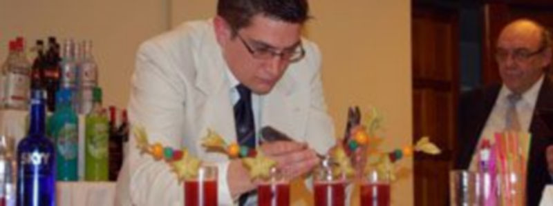 Israel Ortiz elabora con maestría y firmeza el cóctel con el que participó en el Concurso Regional. / El Adelantado