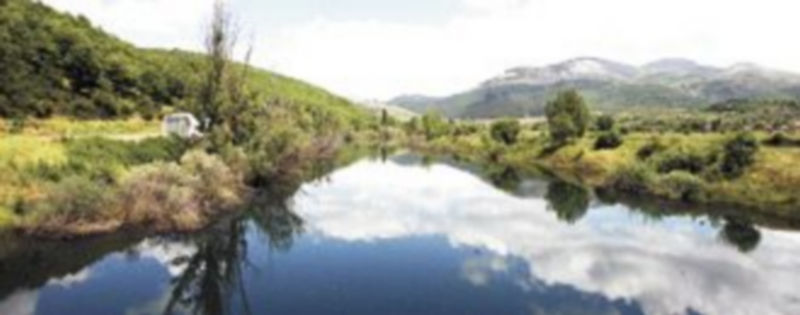 El río Esla presume de aguas limpias a su paso por la provincia de León. / Ical