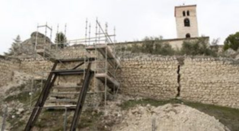 Apeo instalado sobre el contrafuerte  central del huerto de La Cuesta para su consolidación. / Gabriel Gómez