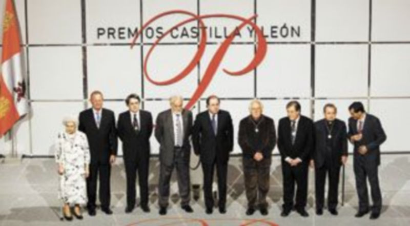 Herrera reivindica ante la sociedad la nobleza del trabajo político 1 El presidente posa con los Premios Castilla y León./ Ical.