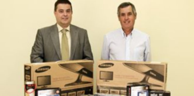 José María Yagüe (drcha) y el director de Caja Segovia en Cuéllar junto a los regalos del torneo./Gabriel Gómez
