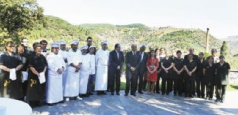 Miguel Sebastián y Juan Vicente Herrera posan junto con el resto de empleados del parador de Villafranca del Bierzo. / Ical.