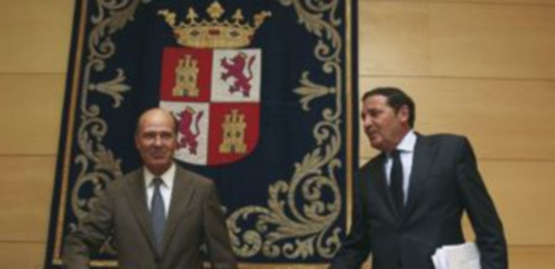 José Luis Díaz Villarig (i) y Antonio Sáez Aguado durante la rueda de prensa que ofrecieron ayer en las Cortes. / Ical.