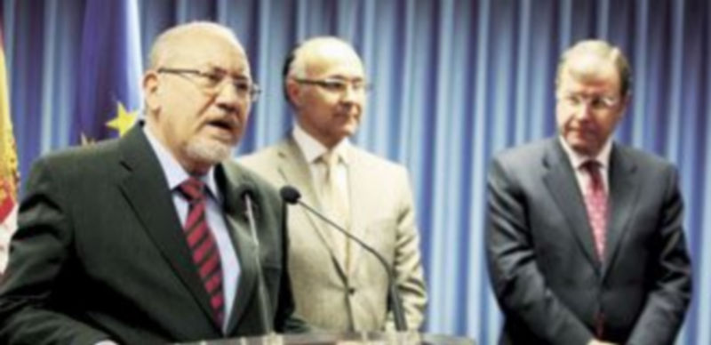 José Valín (i) pronuncia su discurso ante la atenta mirada de Ramiro Ruiz Medrano (c) y Antonio Silván. / R. C. (Ical)