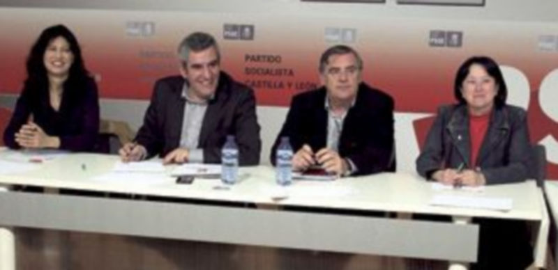 Julio Villarrubia (2 i) preside la reunión de la permanente del PSOE. /Ical