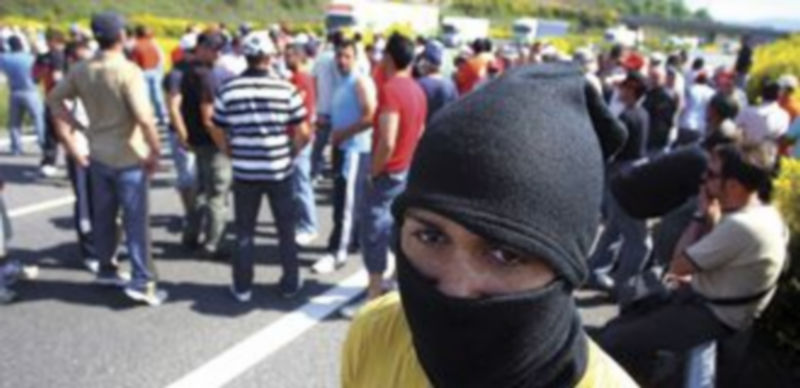 Mineros de las comarcas del Bierzo y Laciana cortaron la autovía A6 y la N-VI a su paso por la localidad de San Román de Bembibre (León). / Ical.
