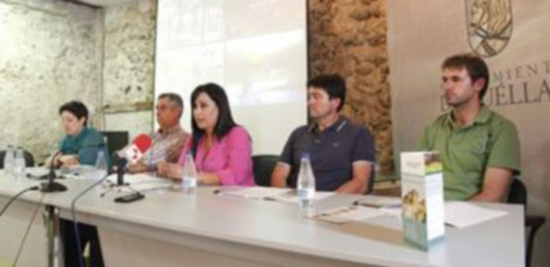 Turismo completa su oferta con packs enológicos, deportivos y de aventura 1 La concejala de Turismo (centro) durante la presentación acompañada por los representantes de las empresas./ Gabriel Gómez-