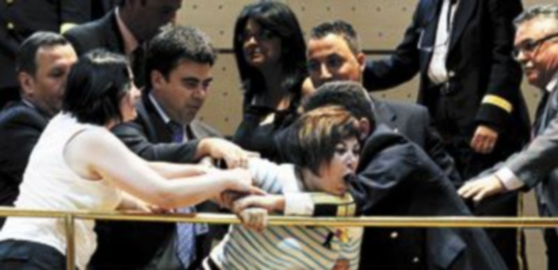 Las ‘mujeres del carbón’ lanzaron a los senadores un panfleto en el que pedían un «rescate» a la minería. / J. Lázaro (Ical)