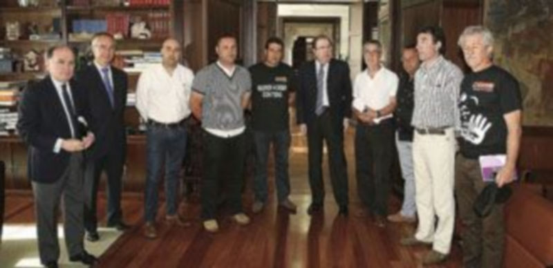 Juan Vicente Herrera se reúne con responsables de UGT y CCOO para analizar la situación del sector minero. / Ical