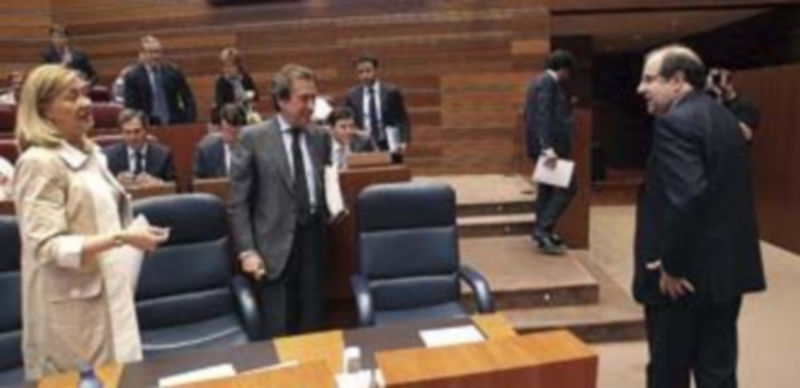 Aprobado el Presupuesto de 2012 que asciende a 9.720 millones 1 El presidente de la Junta felicita a la consejera de Hacienda tras la aprobación del Presupuesto 2012. / ICAL