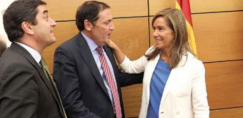 Sáez acepta que los ‘sin papeles’ paguen 710 euros por la asistencia 1 El consejero de Castilla y León saluda a la ministra de Sanidad