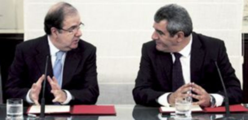 Junta y PSOE sellan un pacto ejemplar en empleo y financiación 1 Juan Vicente Herrera (i) y Julio Villarrubia rubricaron el acuerdo alcanzado y destacaron lo que les une por encima de lo que les separa. / Ical