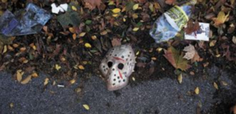 Los restos de la fiesta eran evidentes por la mañana en las inmediaciones del recinto ferial. / Reuters