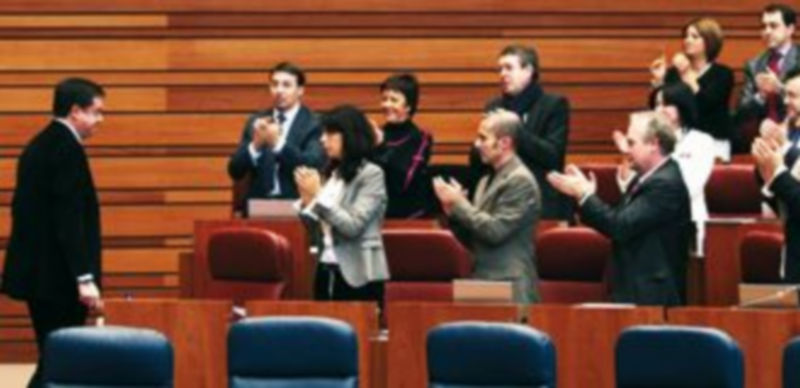 La bancada socialista aplaude a Óscar López después de su intervención. / Ical