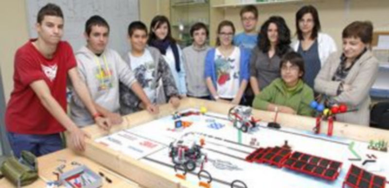 Algunos de los alumnos integrantes de los equipos y parte del profesorado