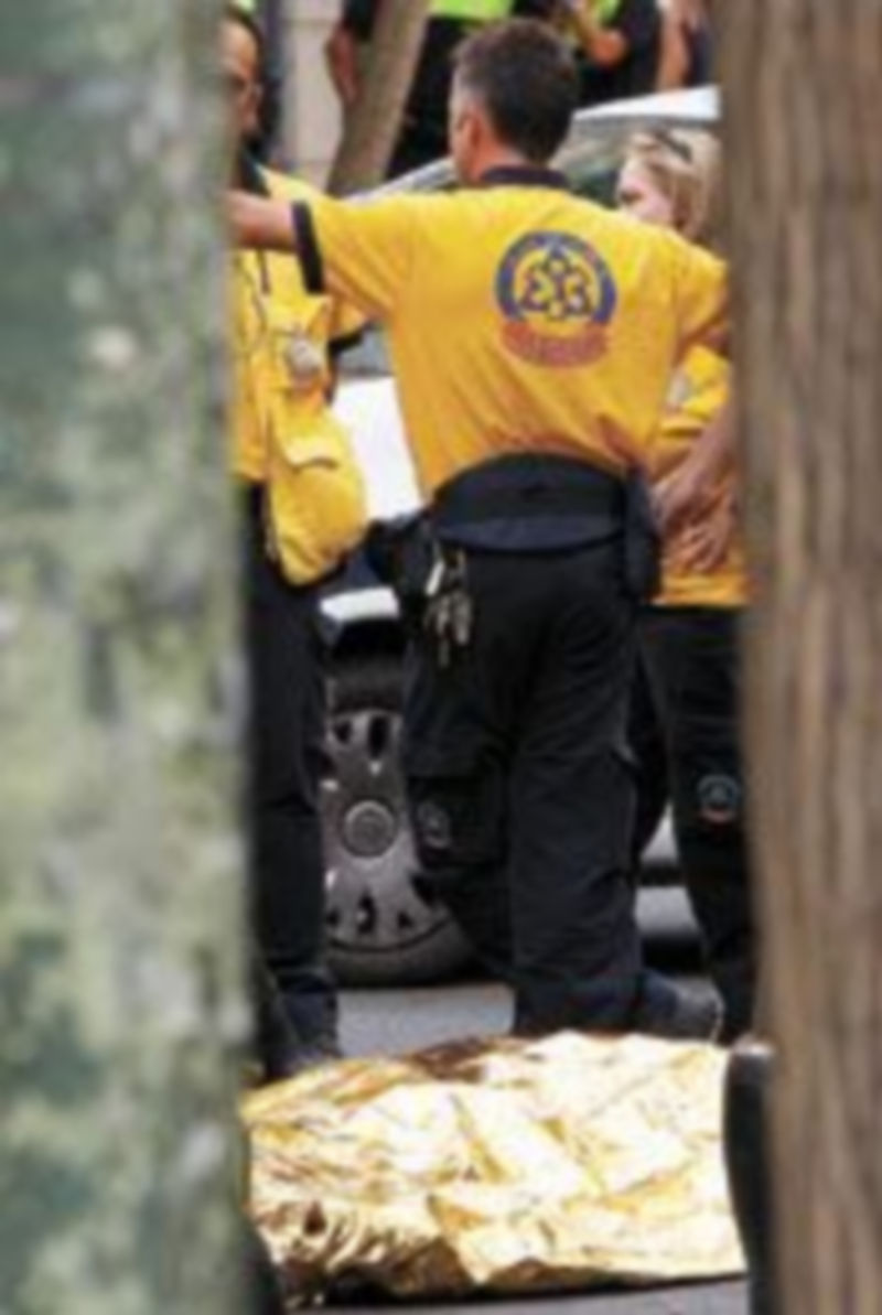 Efectivos del Samur recogieron los cadáveres de las dos víctimas. /EFE