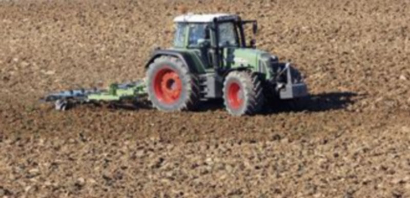 Imagen de archivo de un agricultor preparando su tierra para la siembra. / Ical