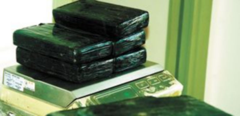 Algunos de los paquetes de cocaína incautados por la Benemérita en la capital levantina. / Europa Press