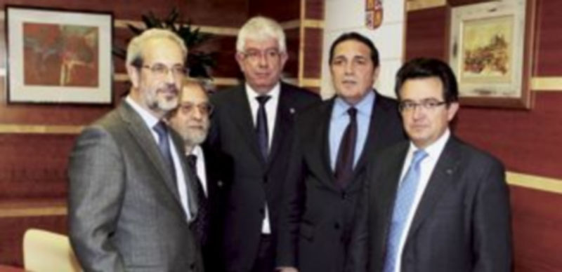 Sanidad y universidades aumentan el seguimiento de las prácticas clínicas 1 El consejero de Sanidad con los rectores de Burgos (d)