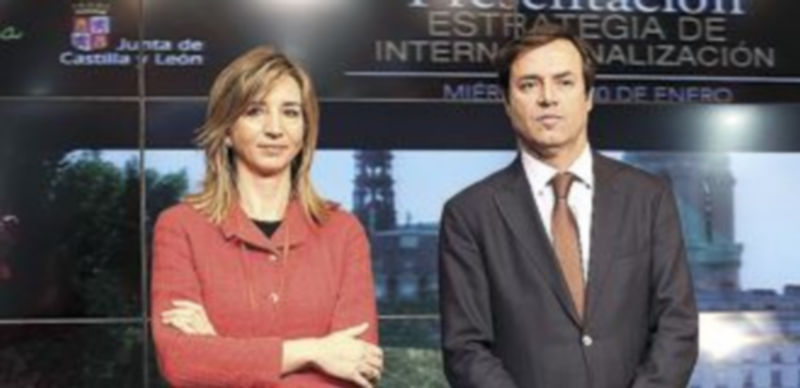 La consejera y el director general de Turismo presentaron la Estrategia.