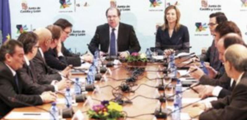 El presidente de la Junta participa en un encuentro de trabajo con representantes del sector del turismo en el Centro de Negocios de Excal en Madrid