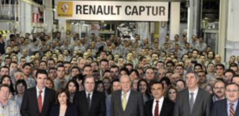 Don Juan Carlos (c) posa junto a Soria (2 i)