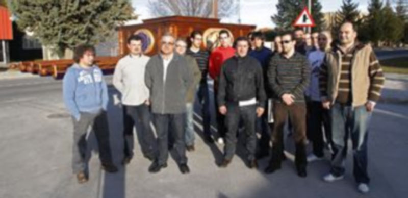 Treinta y dos cofrades portarán en andas el nuevo trono de la imagen este año por primera vez. / Gabriel Gómez