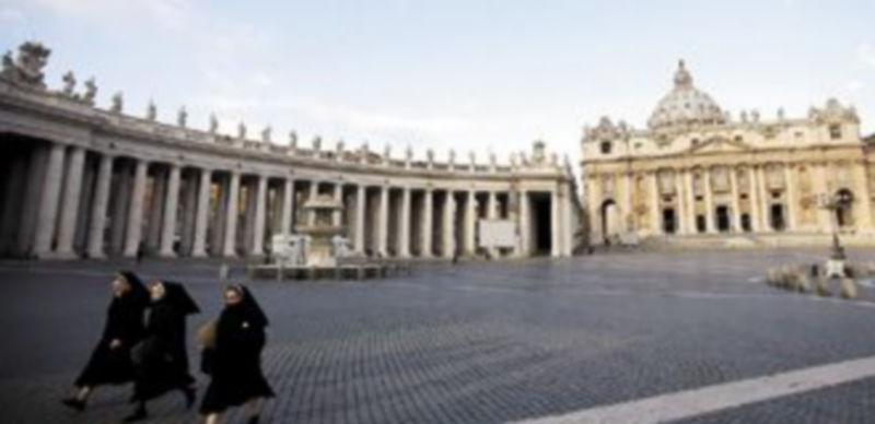 Las inmediaciones de la Basílica de San Pedro permanecen desiertas tras la renuncia de Benedicto XVI
