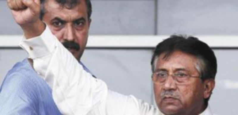 Pervez Musharraf saluda a sus seguidores a su llegada al aeropuerto de Karachi. / Reuters