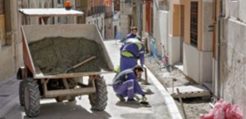 El Ayuntamiento continuará actuando en el arreglo de aceras y viales y contratando desempleados. / Gabriel Gómez