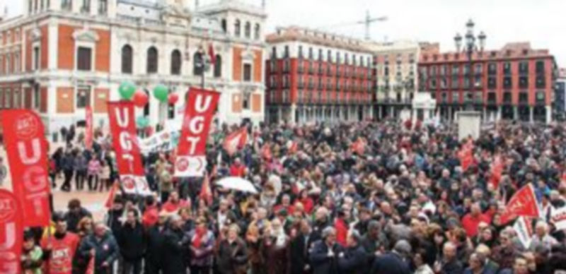 Miles de castellanos y leoneses piden «trabajo, dignidad y derechos» 1 Miles de personas abarrotan la Plaza Mayor de Valladolid durante la manifestación del Primero de Mayo. / Ical