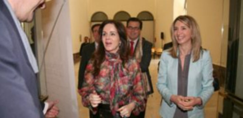 Las consejeras Silvia Clemente (izq.) y Alicia García firmaron ayer un protocolo entre ambas consejerías. / Ical