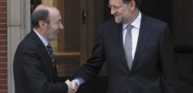 Rajoy y Rubalcaba intercambian saludos y sonrisas en uno de sus últimos encuentros. / Andrea Comas (Reuters)