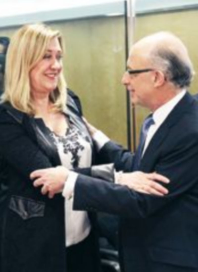 Del Olmo y Montoro se saludan en un Consejo de Política Fiscal. / Ical