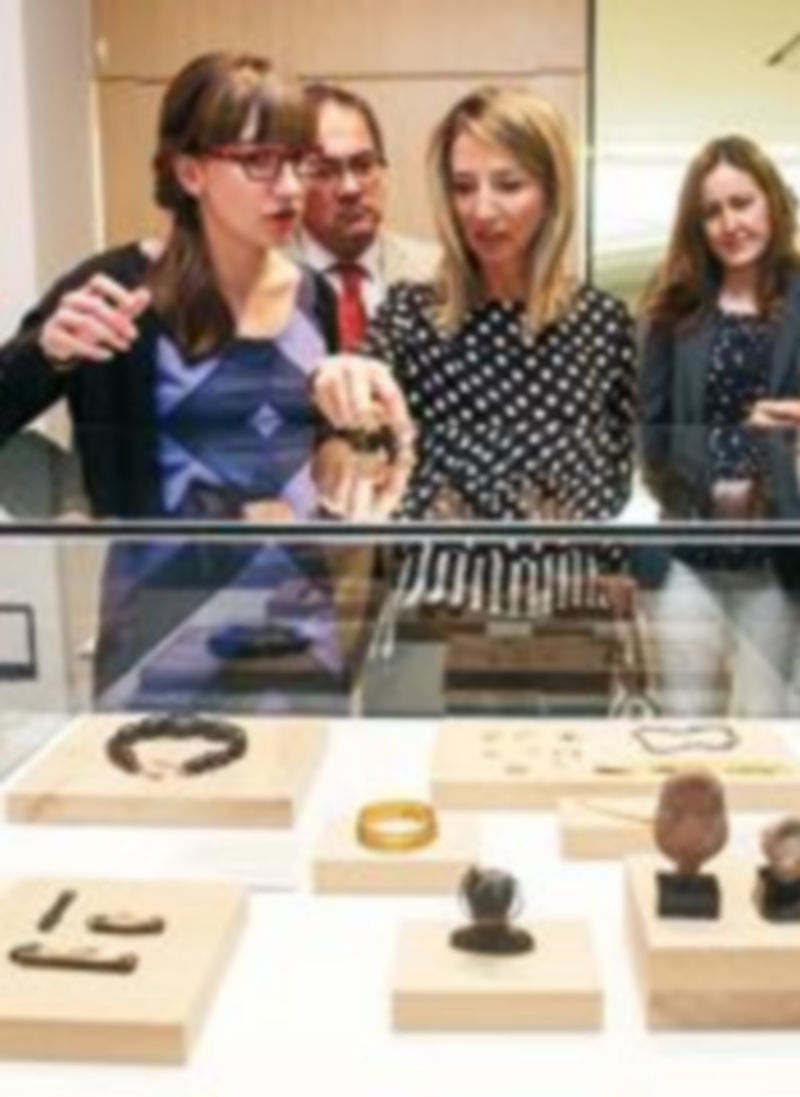 Alicia García visita la nueva exposición del MEH. / R. ORDÓÑEZ (ICAL)