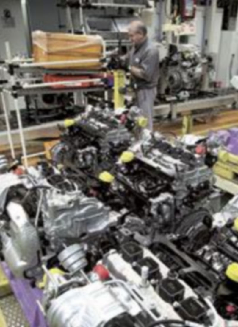 Un operario en la factoría de Motores de Renault en Valladolid. / Ical