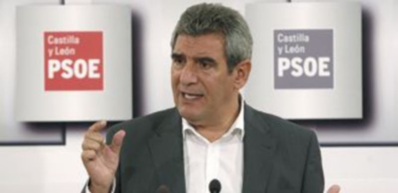 Julio Villarrubia comparece en rueda de prensa después de presidir la reunión de la Permanente del PSOE. / M. C. (Ical)