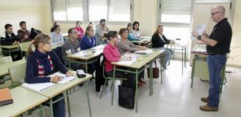 Alumnos y profesor al comienzo de una de las clases de inglés./Gabriel Gómez