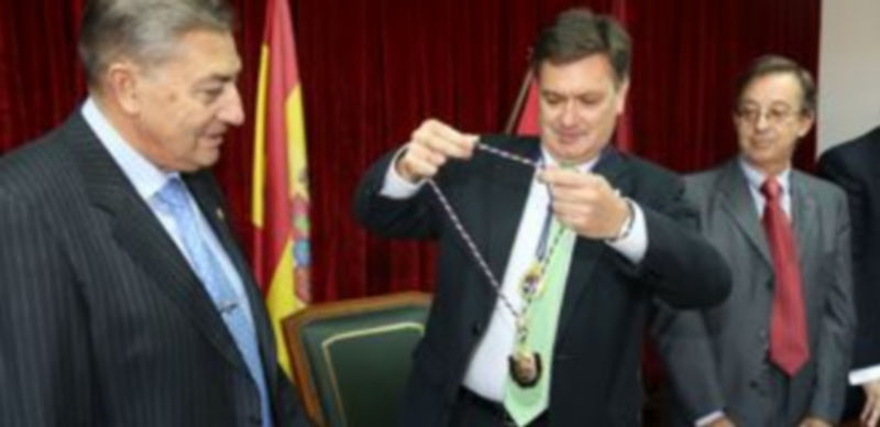 Francisco Vázquez impone la Medalla de Oro al Mérito por su labor por la provincia a Santiago Bayo Martín. / El Adelantado