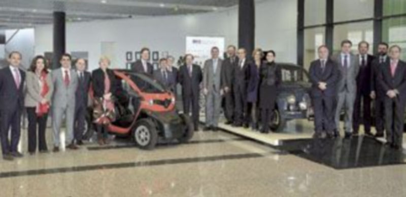 Juan Vicente Herrera y el consejero Tomás Villanueva posan junto con algunos de los asistentes al foro organizado por el Club de Excelencia en Sostenibilidad. / ICAL