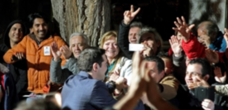 El líder del partido ultraizquierdista Alexis Tsipras es saludado por una multitud enfervorecida que le esperaba para celebrar la histórica victoria de Syriza. / Efe