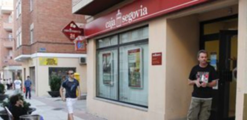 Oficina de Caja Segovia en la calle Severo Ochoa de la villa. / Gabriel Gómez