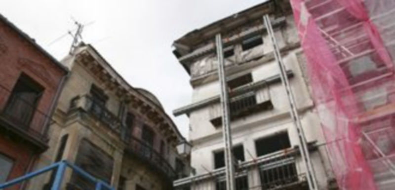 La actuación sobre el edificio permitirá habilitar una pasarela para el tránsito peatonal a la calle Colegio. / Gabriel Gómez