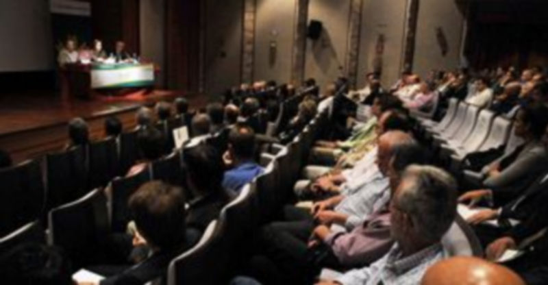 El auditorio del Parador de Segovia se llenó para escuchar la ponencia de la consejera de Agricultura. / Juan Martín.