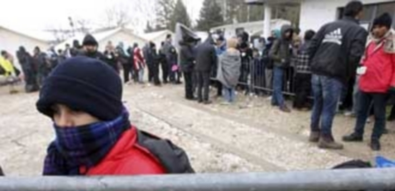 Un niño refugiado aguanta las duras condiciones del invierno en un campamento entre la frontera de Serbia y Macedonia. / Efe