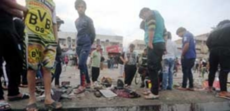 Algunos curiosos acuden al lugar donde Estado Islámico cometió ayer un doble atentado en la capital iraquí. / Efe