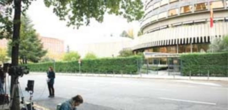 El Tribunal Constitucional permite el debate del lunes en el Parlament 1 Un grupo de periodistas se agolpa frente a la sede del Tribunal Constitucional en Madrid en la jornada de ayer. / EFE
